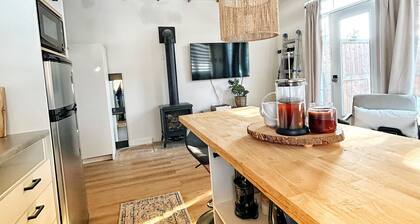 Tiny home
in the heart of the city. Private patio and pet friendly