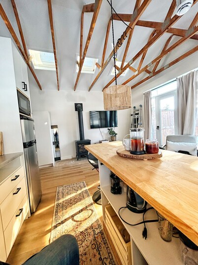 Tiny home
in the heart of the city. Private patio and pet friendly