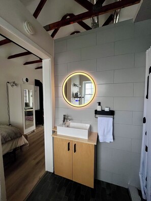 Amenidades de baño ecológicas, secadora de cabello, toallas, jabón 