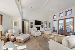 Smart TV, fireplace