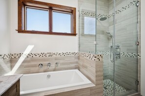 Een douche, een haardroger, handdoeken