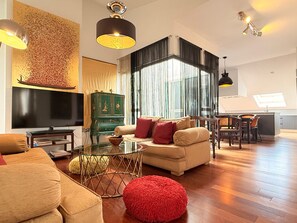 Living area - 3 rooms in plaza de la constitución, in the historical center, location 10 (Málaga)