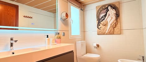Haartrockner, Bidet, Handtücher, Seife