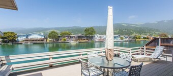 Relaxed and Casual Living on Seadrift Lagoon