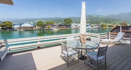 Relaxed and Casual Living on Seadrift Lagoon