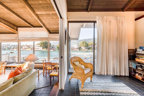 Relaxed and Casual Living on Seadrift Lagoon