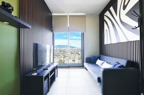 休閒套房, 露台, 城市景 | 客廳 | 55 吋智能電視連數碼電視頻道、串流服務