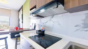 Refrigerador con freezer, microondas, placa de cocina, licuadora