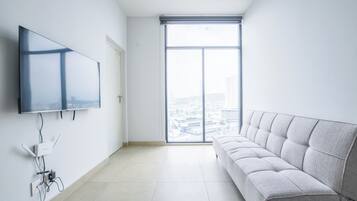 Suite Confort, balcón, vista a la ciudad | Área de sala de estar