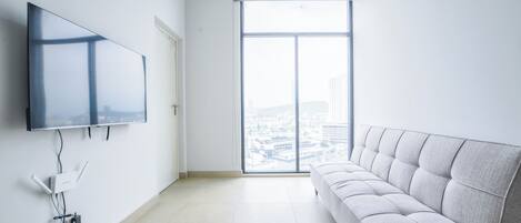 Comfort Suite, Balcony, City View | Living area