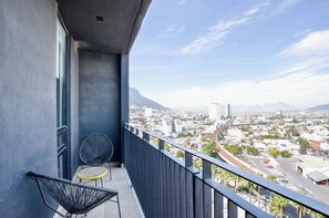 Club Suite, Balcony, City View | Pemandangan balkoni