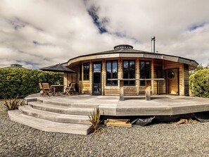 Outdoor dining - Yurt Escape - Ohakune Spa Retreat (Ohakune)