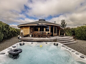 Outdoor dining - Yurt Escape - Ohakune Spa Retreat (Ohakune)