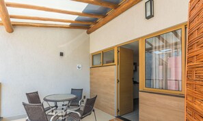 Basic Apartment | Outdoor dining