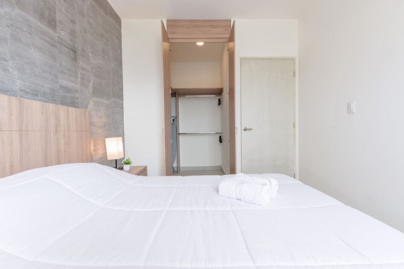 Tabla de planchar con plancha, wifi, ropa de cama
