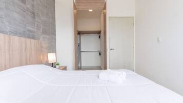 Tabla de planchar con plancha, wifi, ropa de cama