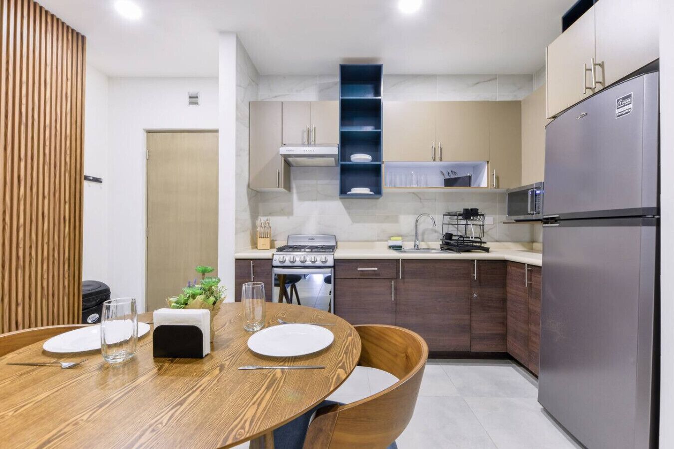 Coffee/tea maker, fridge, microwave, stovetop