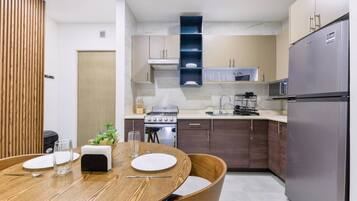 Coffee/tea maker, fridge, microwave, stovetop