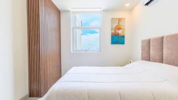 Desk, iron/ironing board, WiFi, bed sheets