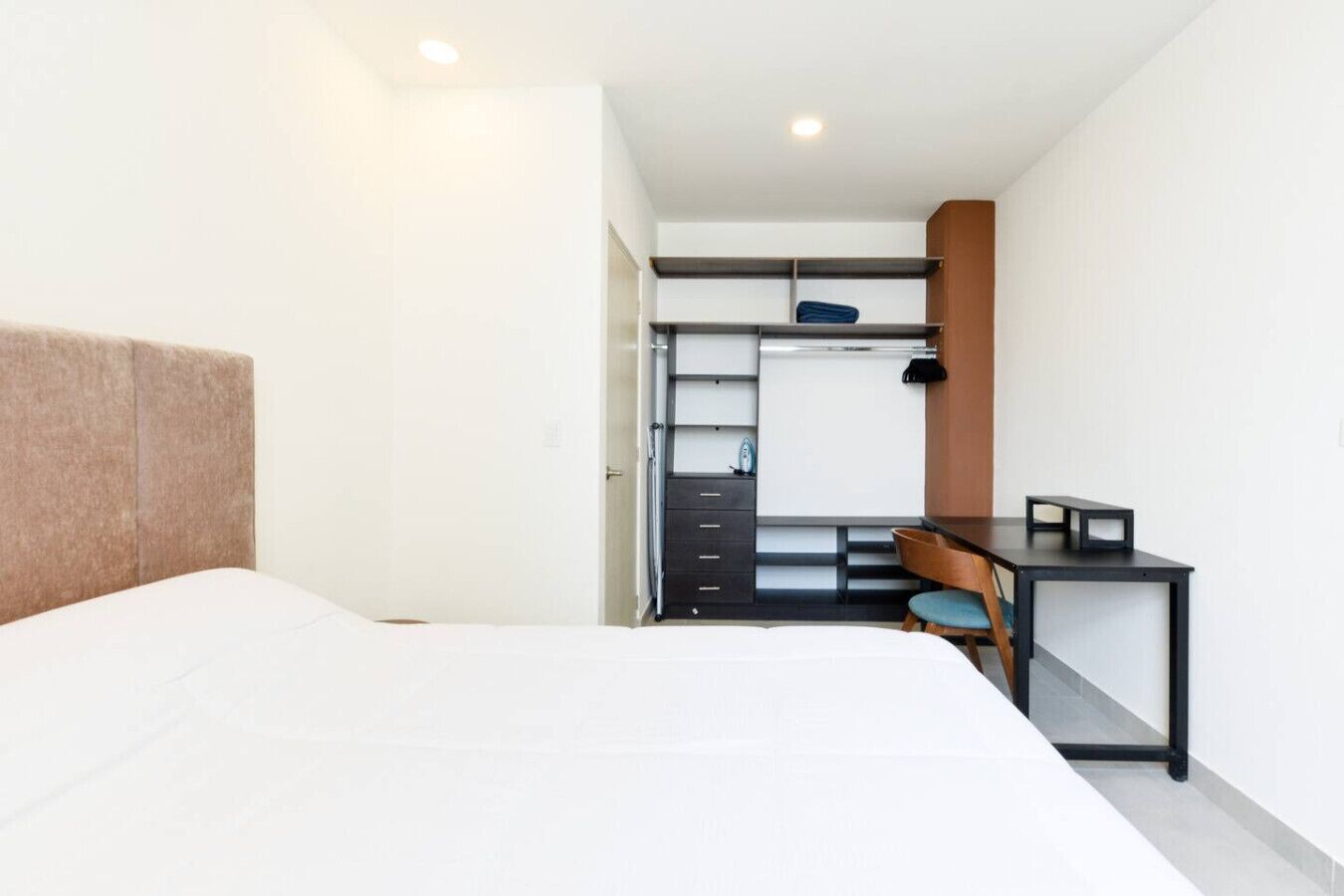 Une chambre à coucher avec un lit, un bureau et une chaise.