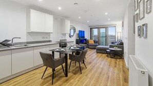 A modern apartment with a kitchen, dining area, and living room. - Entire City View Apartment 8 mins to London Brigde (London)