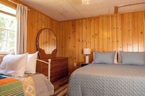 3 bedrooms, iron/ironing board, WiFi, bed sheets - Convenient to ICW, North Topsail Inlet, Topsail Island, and Camp Lejuene! (Sneads Ferry)