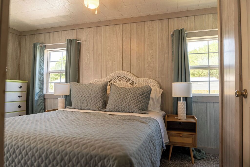 3 bedrooms, iron/ironing board, WiFi (free), bed sheets