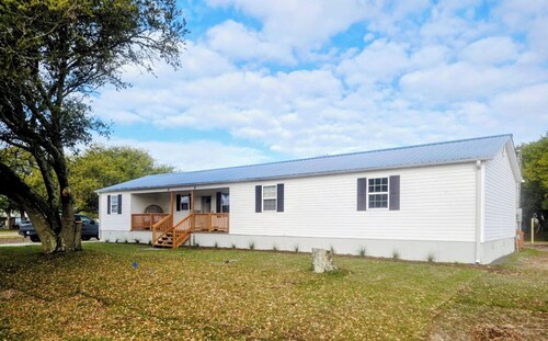 Convenient to ICW, North Topsail Inlet, Topsail Island, and Camp Lejuene!