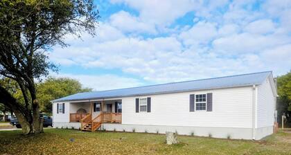 Convenient to ICW, North Topsail Inlet, Topsail Island, and Camp Lejuene!