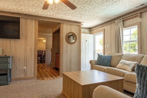 Smart TV - Convenient to ICW, N. Topsail Inlet, and Camp Lejuene! (Sneads Ferry)