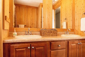 Shower, hair dryer, towels, soap - Convenient to ICW, North Topsail Inlet, Topsail Island, and Camp Lejuene! (Sneads Ferry)