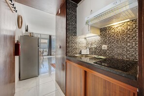 Kühlschrank, Mikrowelle, Herdplatte, Wasserkocher mit Kaffee-/Teezubehör