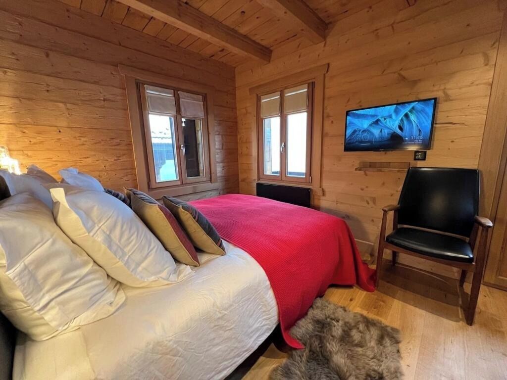 6 bedrooms, iron/ironing board, internet, bed sheets
