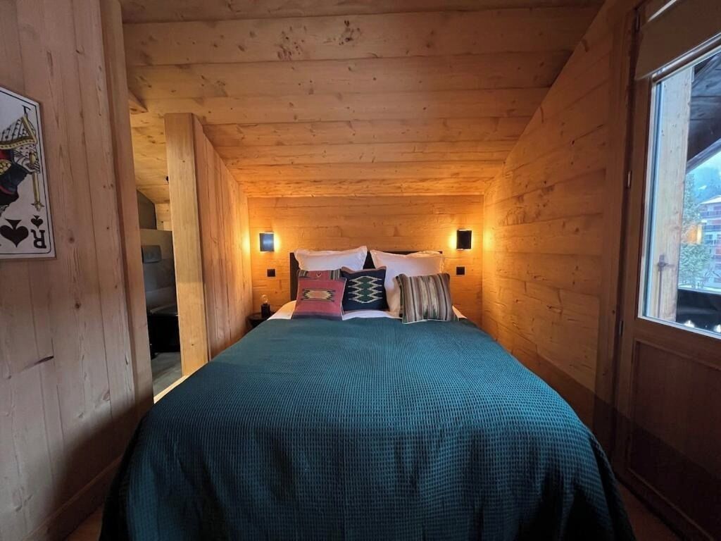 6 bedrooms, iron/ironing board, Internet, bed sheets