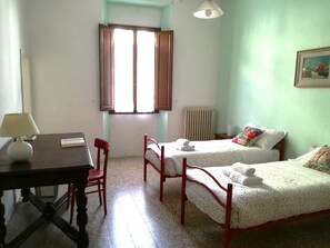 2 habitaciones, tabla de planchar con plancha, internet y ropa de cama 