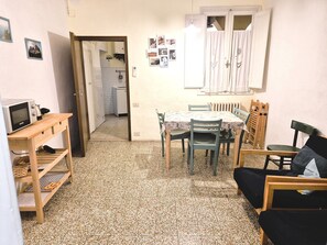 Dining - Authentic downtown apartment (Florence)