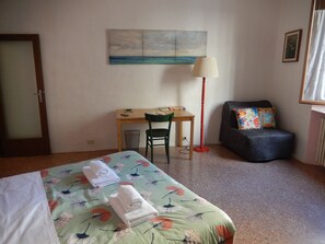 2 habitaciones, tabla de planchar con plancha, internet y ropa de cama 