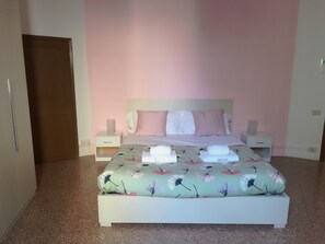 2 habitaciones, tabla de planchar con plancha, internet y ropa de cama 