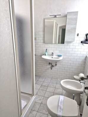 Shower, hair dryer, bidet, towels - Authentic downtown apartment (Florence)