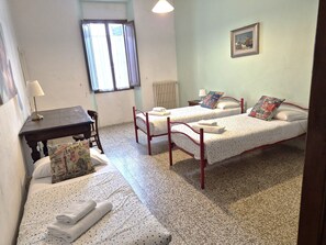 2 bedrooms, iron/ironing board, Internet, bed sheets - Authentic downtown apartment (Florence)