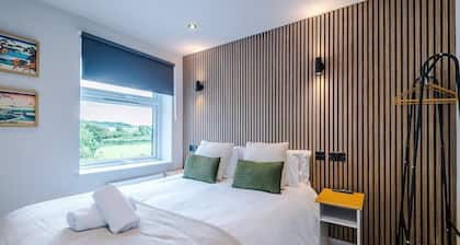 Stylish 2BR Flat with Parking