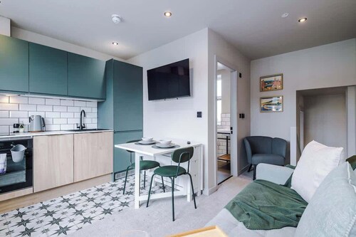 Stylish 2BR Flat with Parking