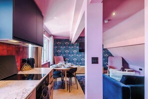Private kitchen - Penthouse APT Two-Bed Retreat and Free Parking (Conwy Principal Area)