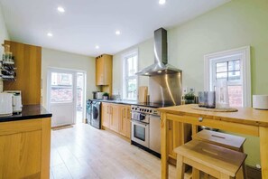 Private kitchen - Stylish 3Bed Central House in the Heart of Chester (Cheshire West and Chester)