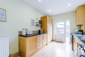 Private kitchen - Stylish 3Bed Central House in the Heart of Chester (Cheshire West and Chester)