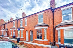 Exterior - Stylish 3Bed Central House in the Heart of Chester (Cheshire West and Chester)