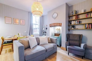 Living area - Stylish 3Bed Central House in the Heart of Chester (Cheshire West and Chester)