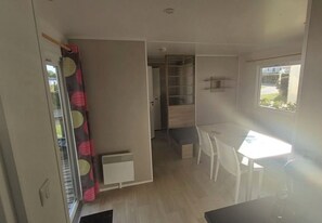 Dining - Mobilhome 6 persons 4 star campsite with water park (Trégunc)