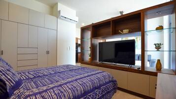 1 bedroom, desk, iron/ironing board, WiFi