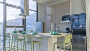 コーヒー / ティーメーカー、冷蔵庫、電子レンジ、コンロ